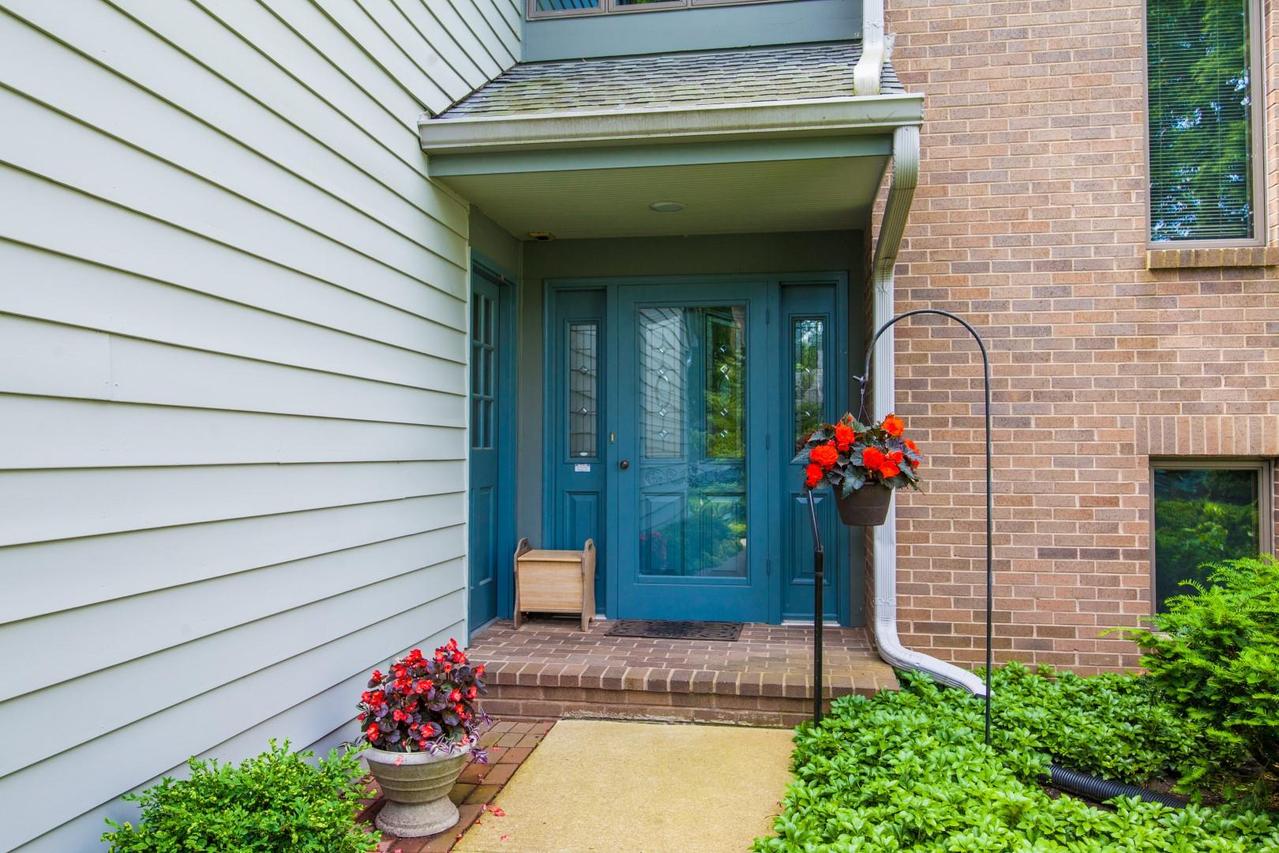 202 Pine Ter, Oconomowoc, WI 53066