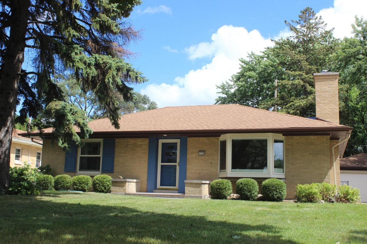 2378 N 103rd St, Wauwatosa, WI 53226
