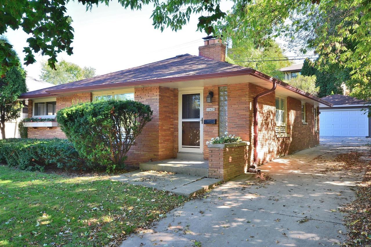 10429 W Grantosa Dr, Wauwatosa, WI 53222
