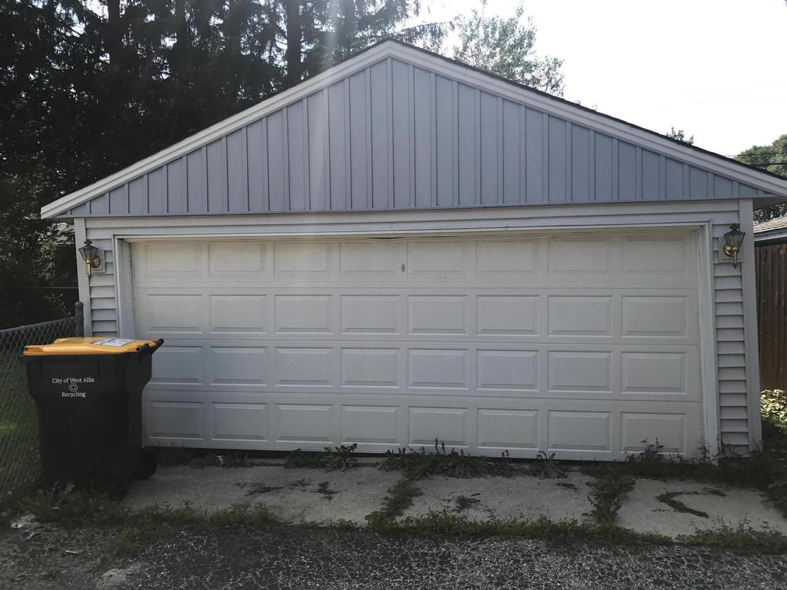 2827 S 103rd St, West Allis, WI 53227