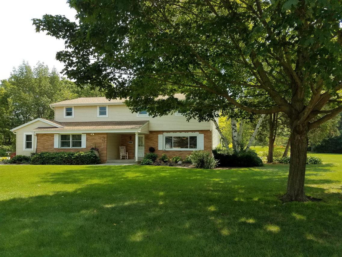 19225 W Hillcrest Dr, New Berlin, WI 53146