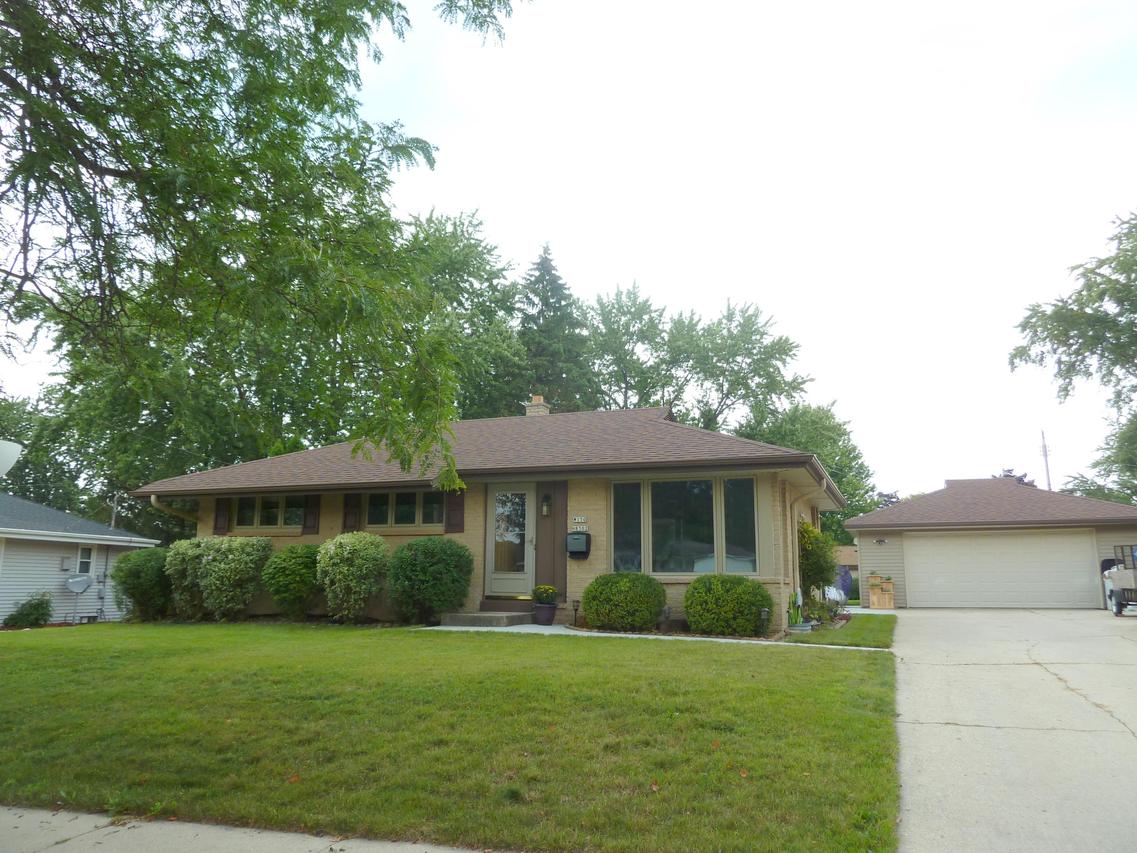 W150N8302 Saxony Dr, Menomonee Falls, WI 53051