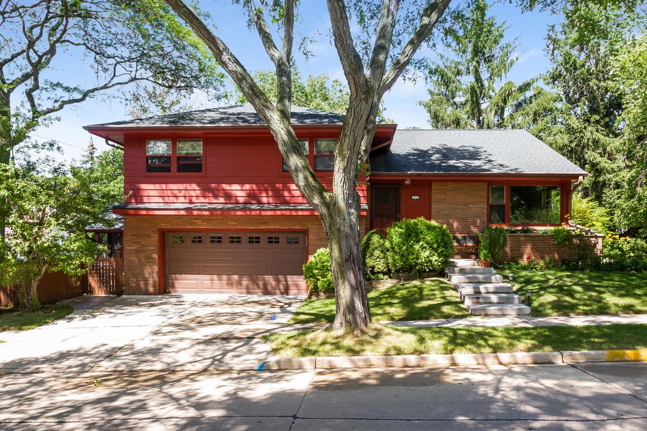 1426 E Hampton Rd, Whitefish Bay, WI 53217