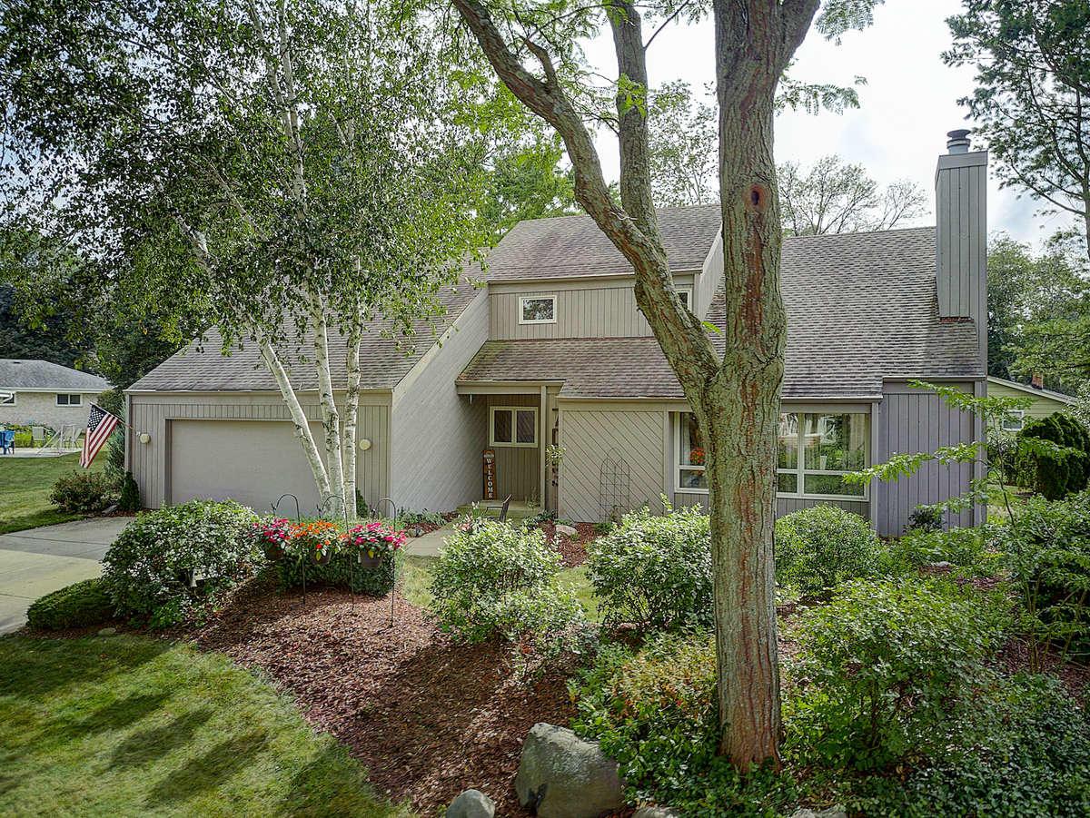 7053 Heathmeadow Ct, Greendale, WI 53129