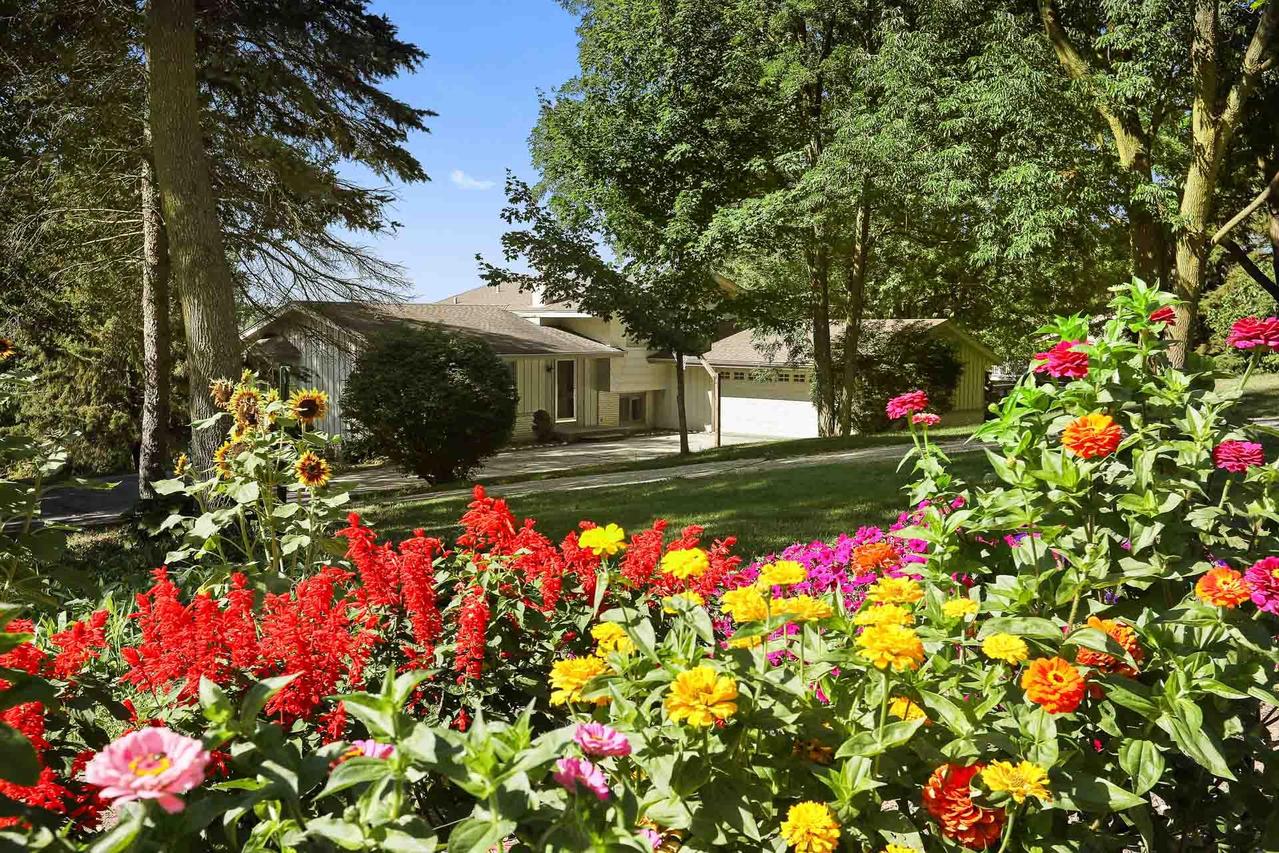 S46W22379 Tansdale Rd, Waukesha, WI 53189