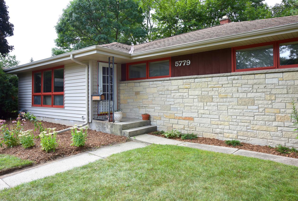 5779 N Witte Ln, Glendale, WI 53209