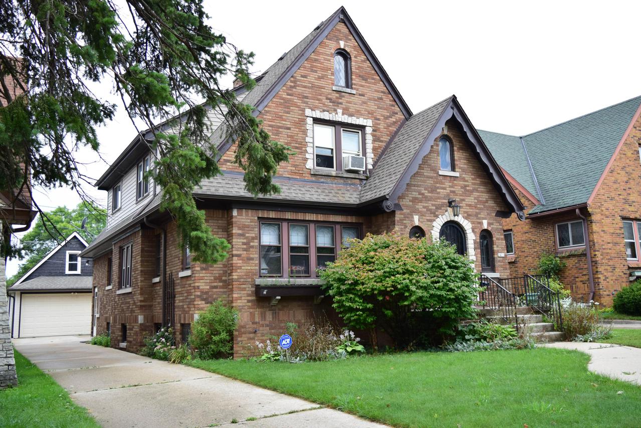 2409 N 60th St #2411, Wauwatosa, WI 53210