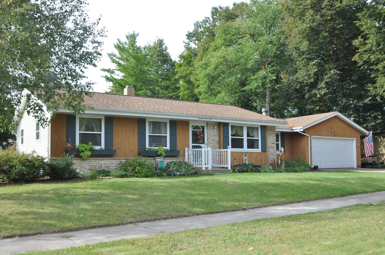 2209 Mulberry Ct, West Bend, WI 53090