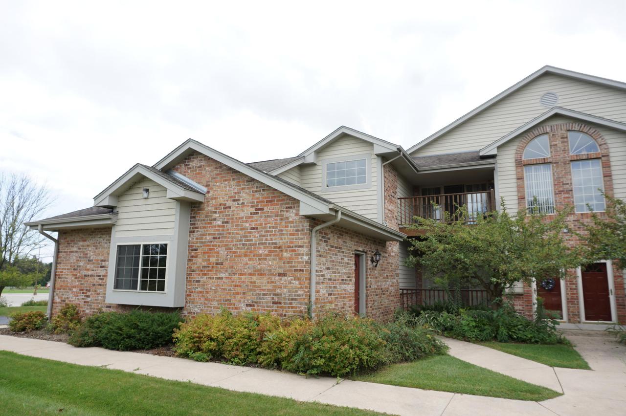 624 W Hillcrest Rd #E, Saukville, WI 53080