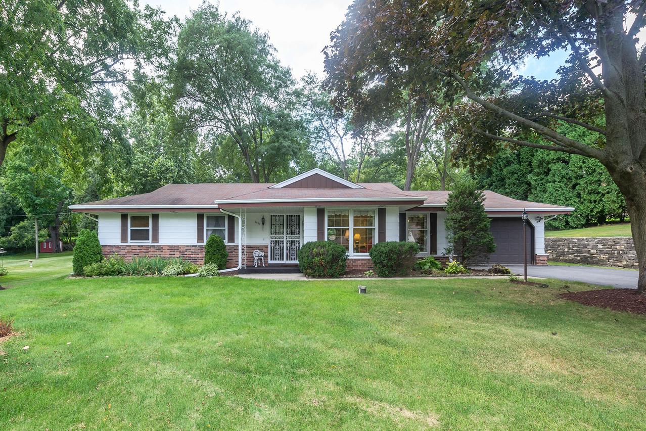 2445 Rockway Ln, Brookfield, WI 53005