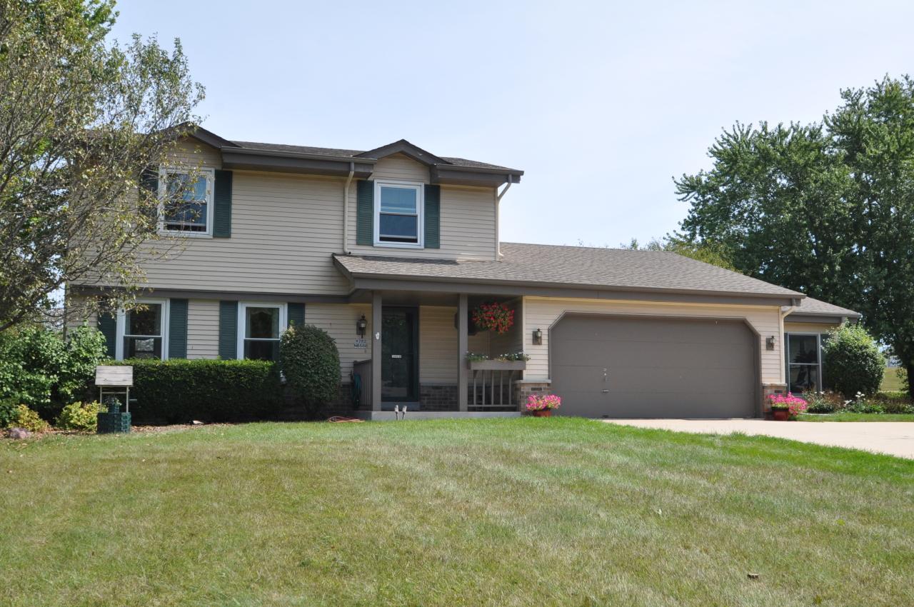 W282N6588 Irving Pl, Merton, WI 53029