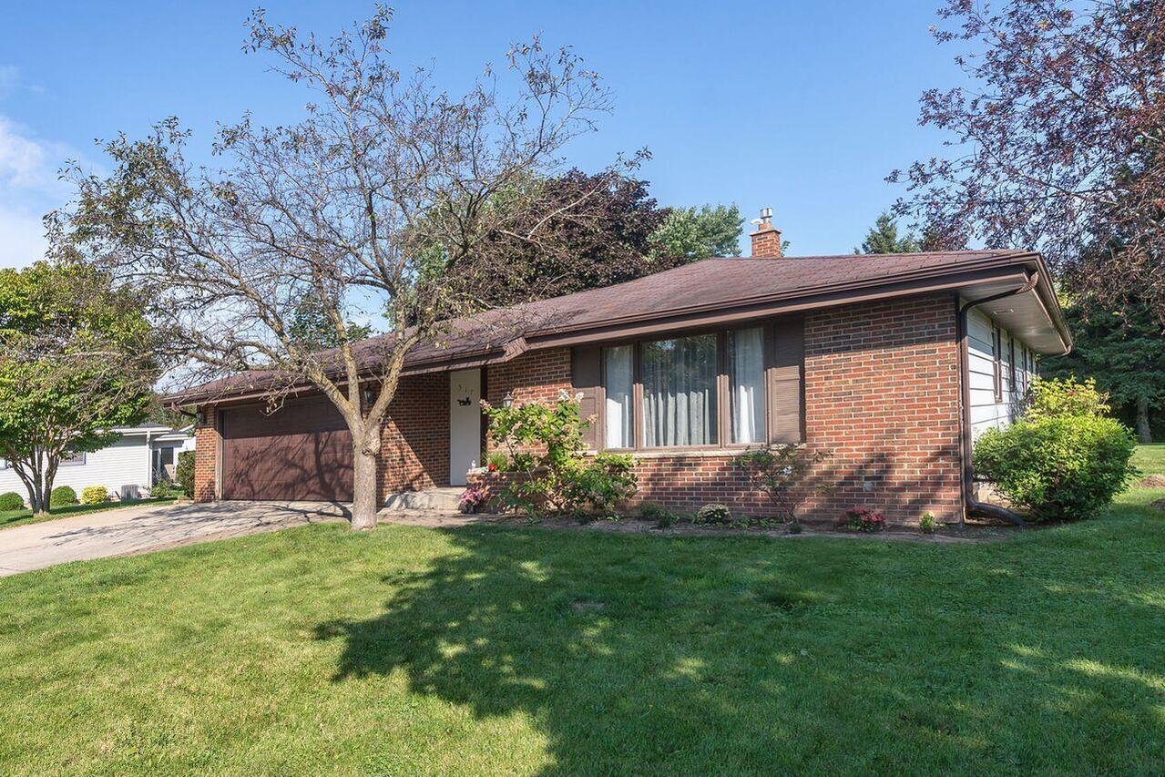 517 W Hollybrook Ln, Saukville, WI 53080