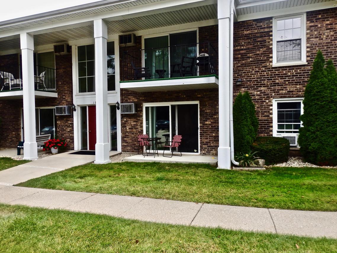 106 Evelyn Ln #B, Lake Geneva, WI 53147