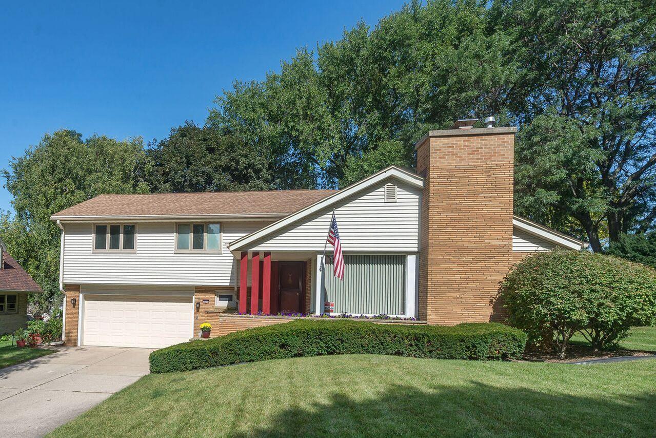 10316 W Park Ridge, Wauwatosa, WI 53222