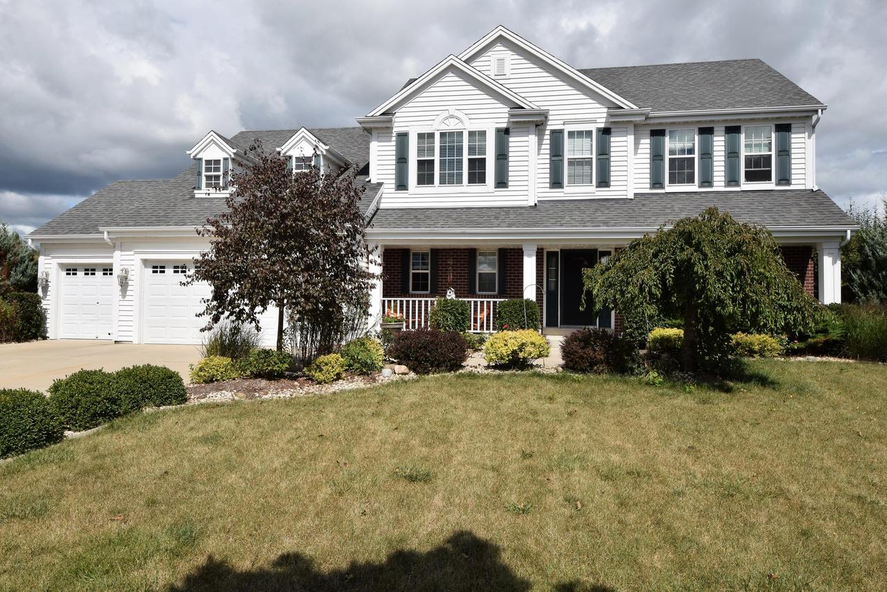 718 Stoecker Farm Ave, Mukwonago, WI 53149