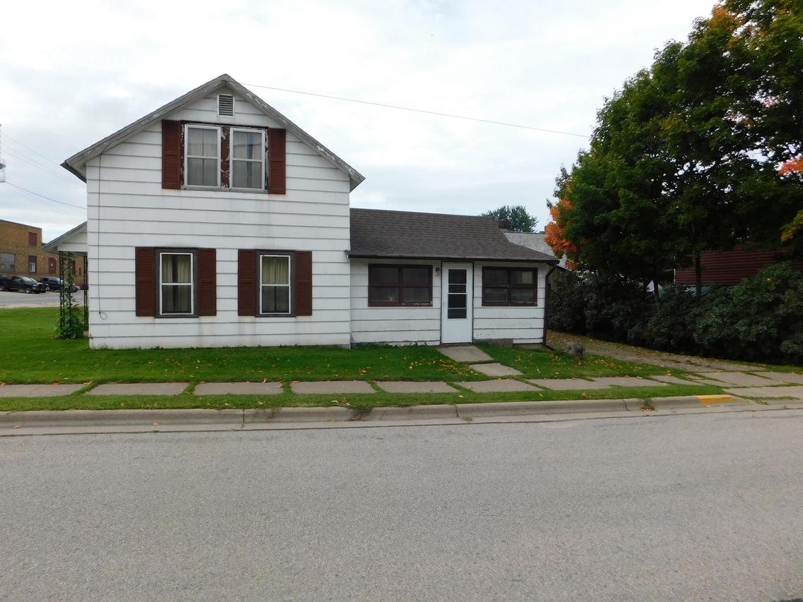 1129 Front St., Cashton, WI 54619