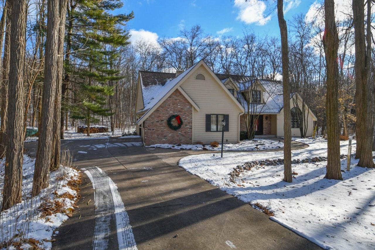 598 Garrison Ct, Delafield, WI 53018
