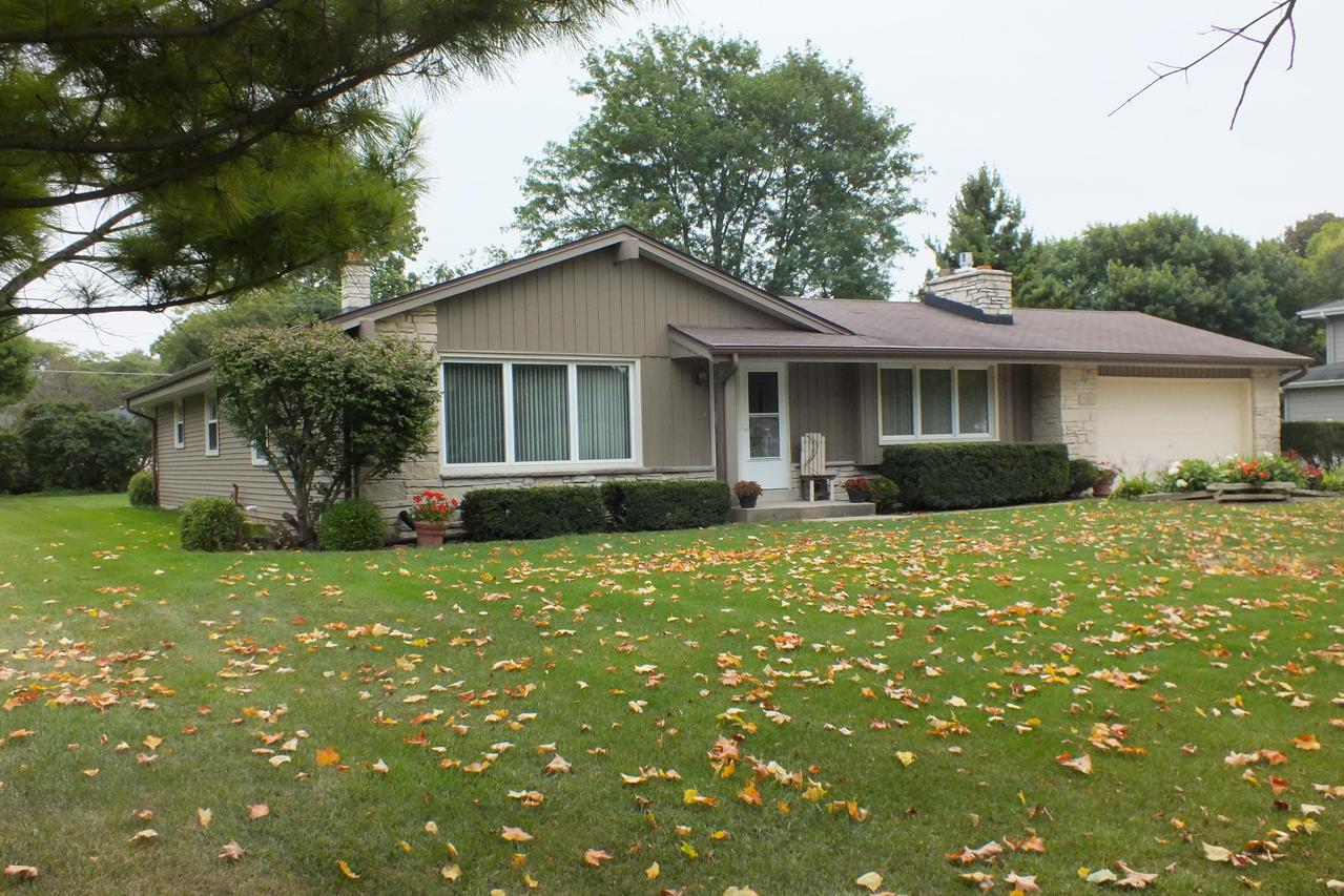 3290 Old Lantern Dr, Brookfield, WI 53005