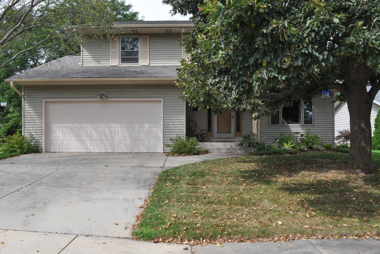 2017 Chapman Dr, Waukesha, WI 53189