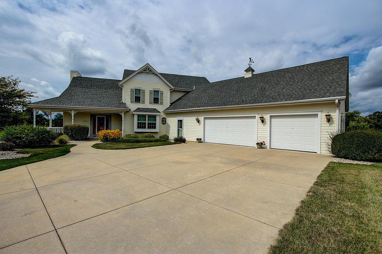 W4664 Pebble Dr, Lafayette, WI 53121