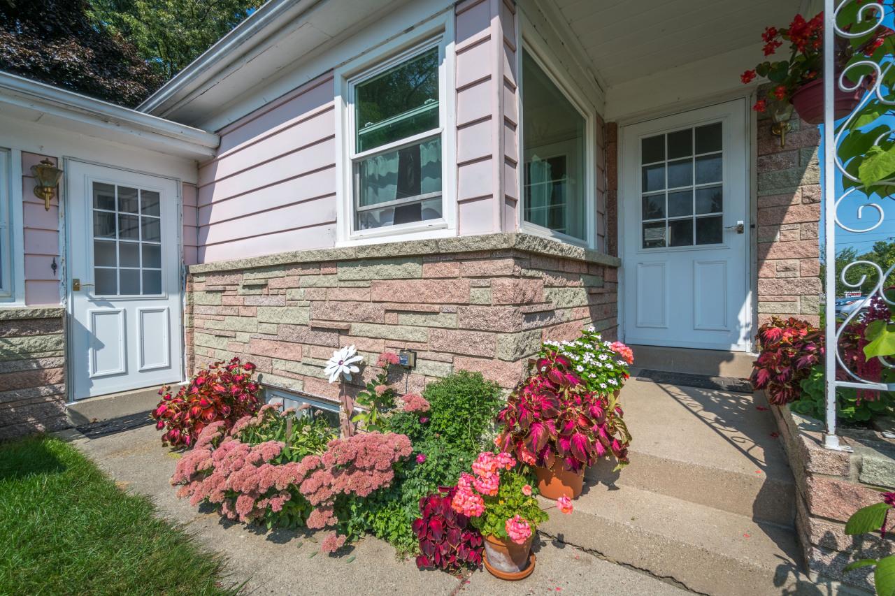 6949 N Range Line Rd, Glendale, WI 53209