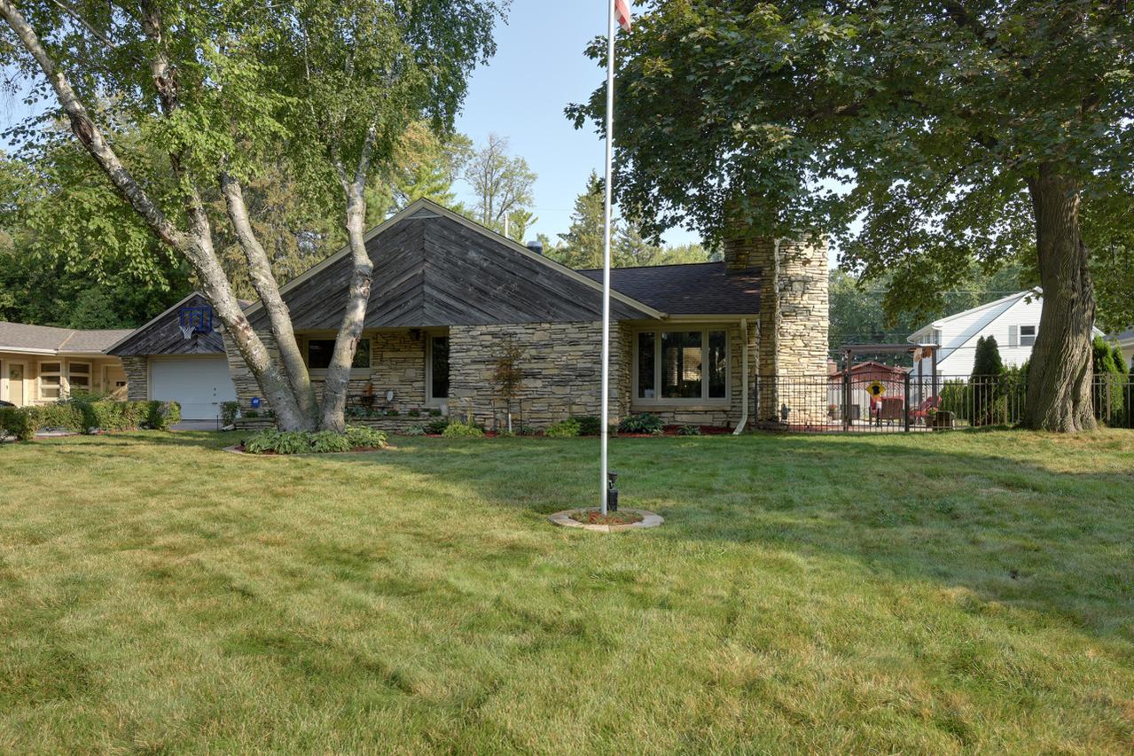 616 W Montclaire Ave, Glendale, WI 53217