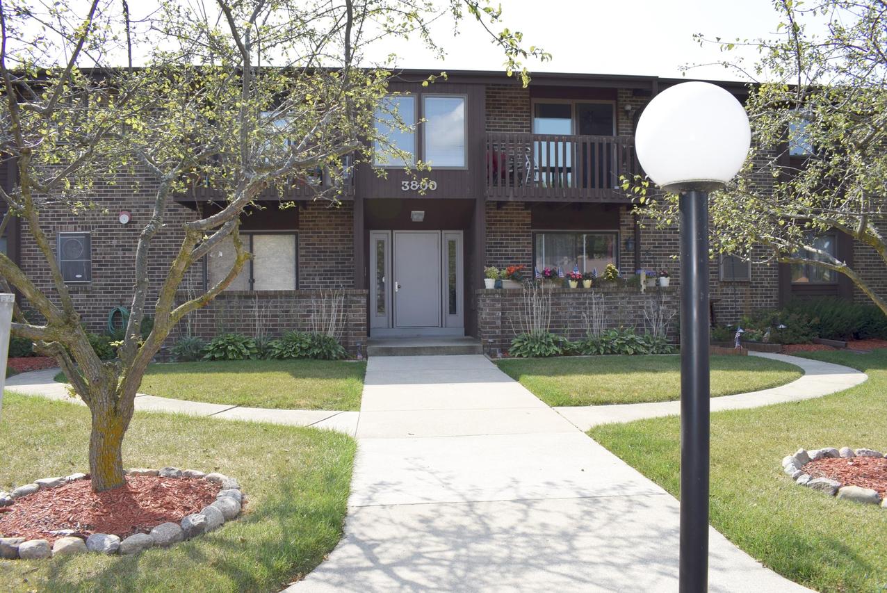 3800 Cheyenne Ct #E, Caledonia, WI 53404