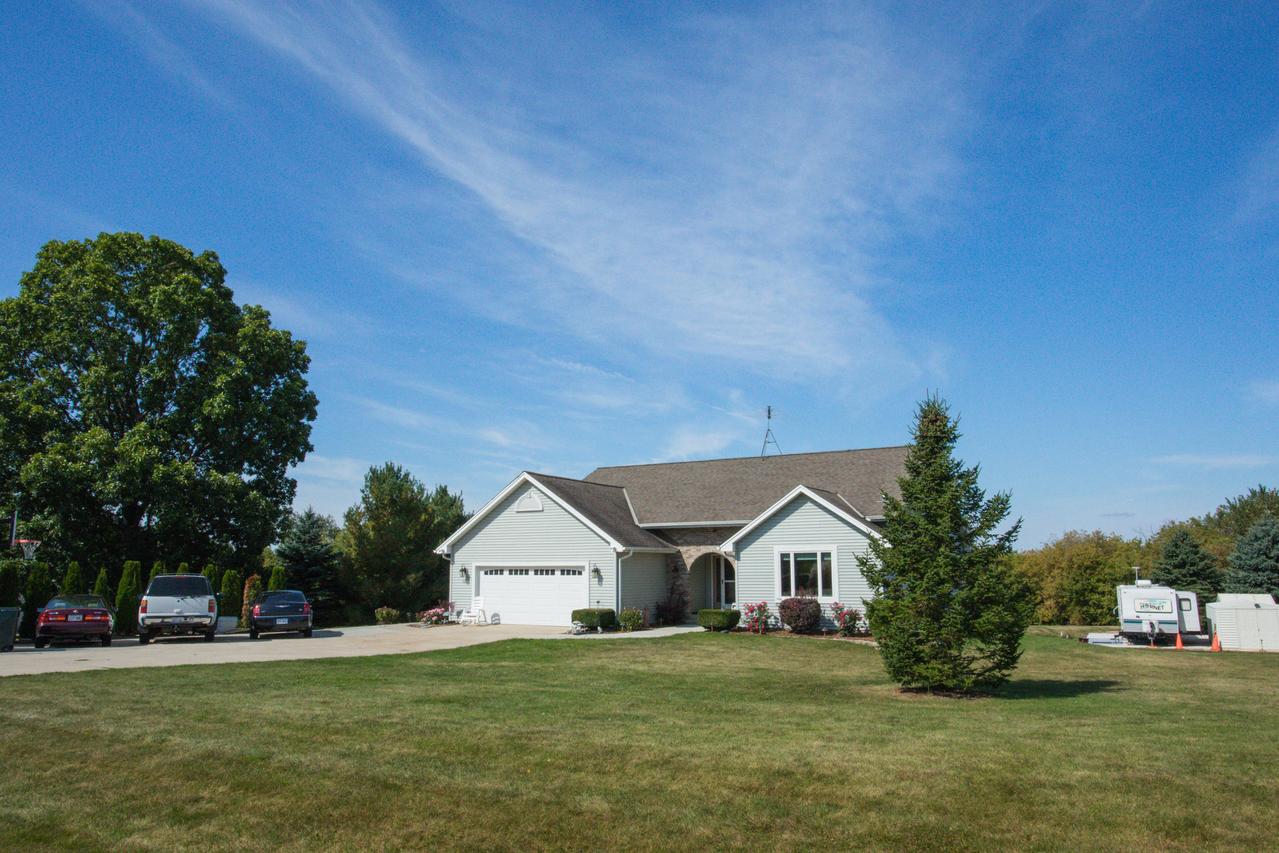 W376N6949 Mallard Ln, Oconomowoc, WI 53066