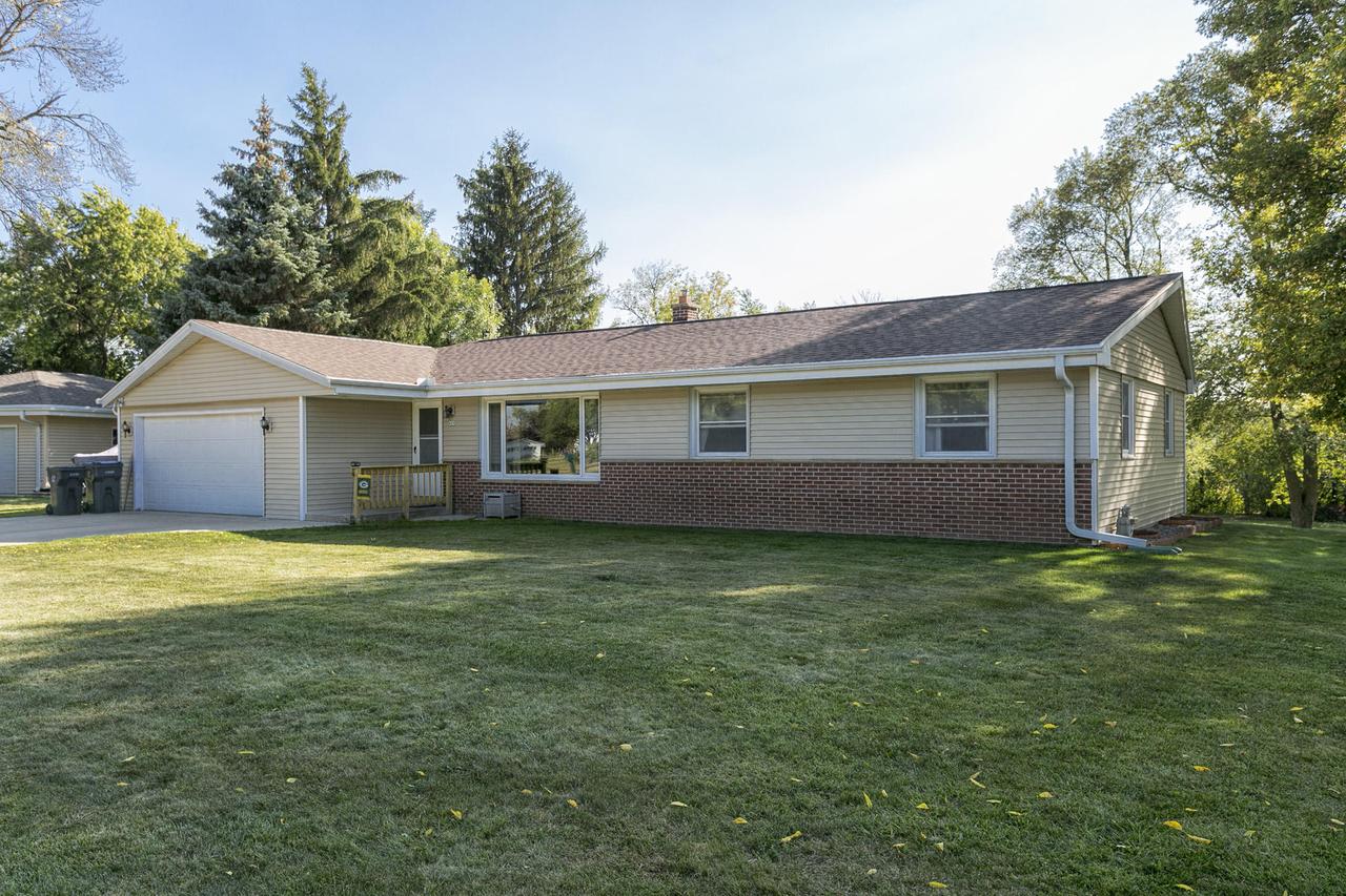 409 Hill-n-dale, Hartland, WI 53029