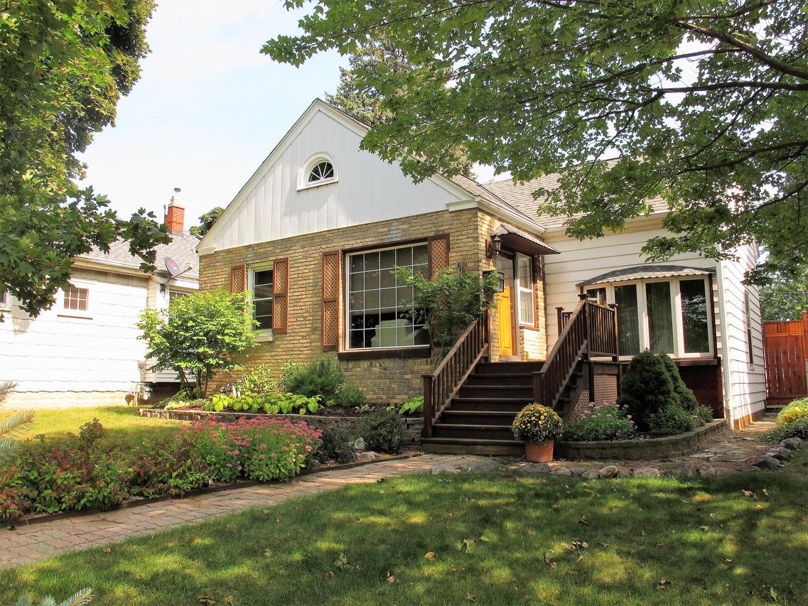5564 N Iroquois Ave., Glendale, WI 53217