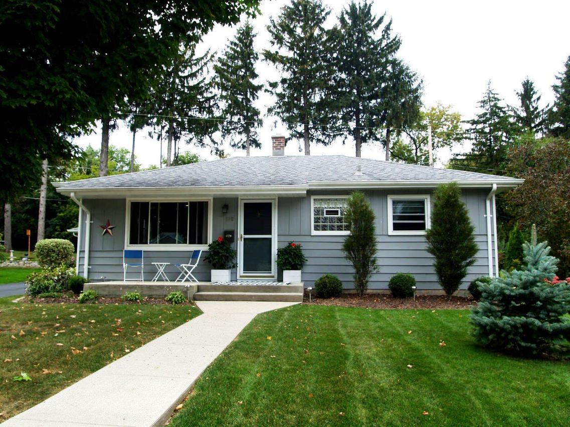 125 N Highland Ave, Thiensville, WI 53092