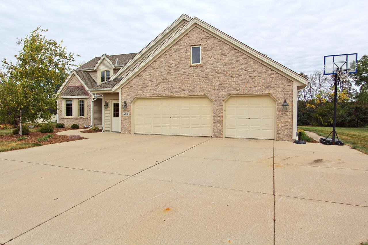 12930 W Lakeland Dr, New Berlin, WI 53151
