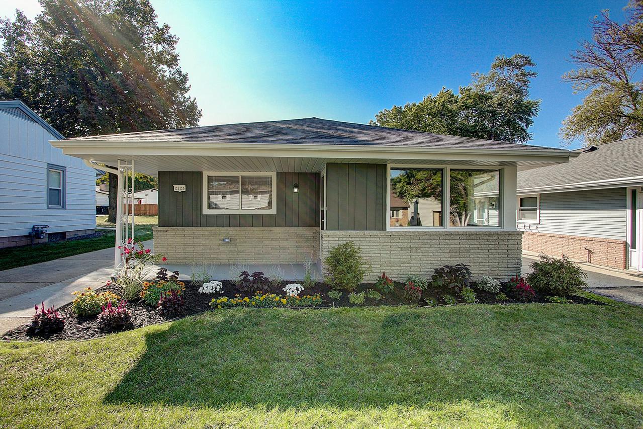 2223 N 115th St., Wauwatosa, WI 53226