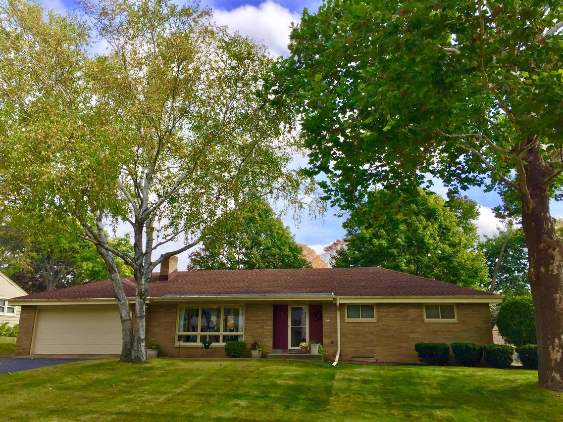 1322 N 119th St, Wauwatosa, WI 53226