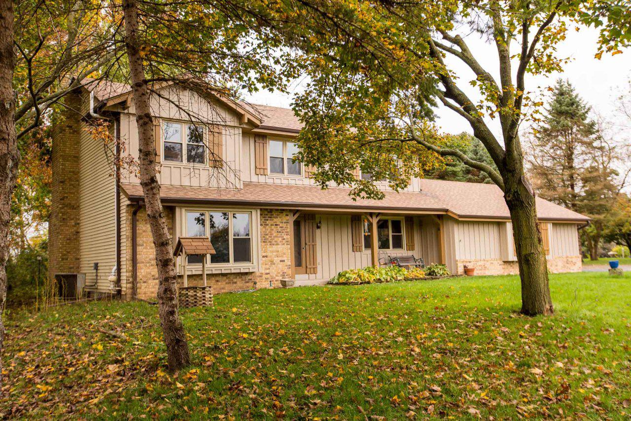 W325S6832 Ashton Cir, Mukwonago, WI 53149