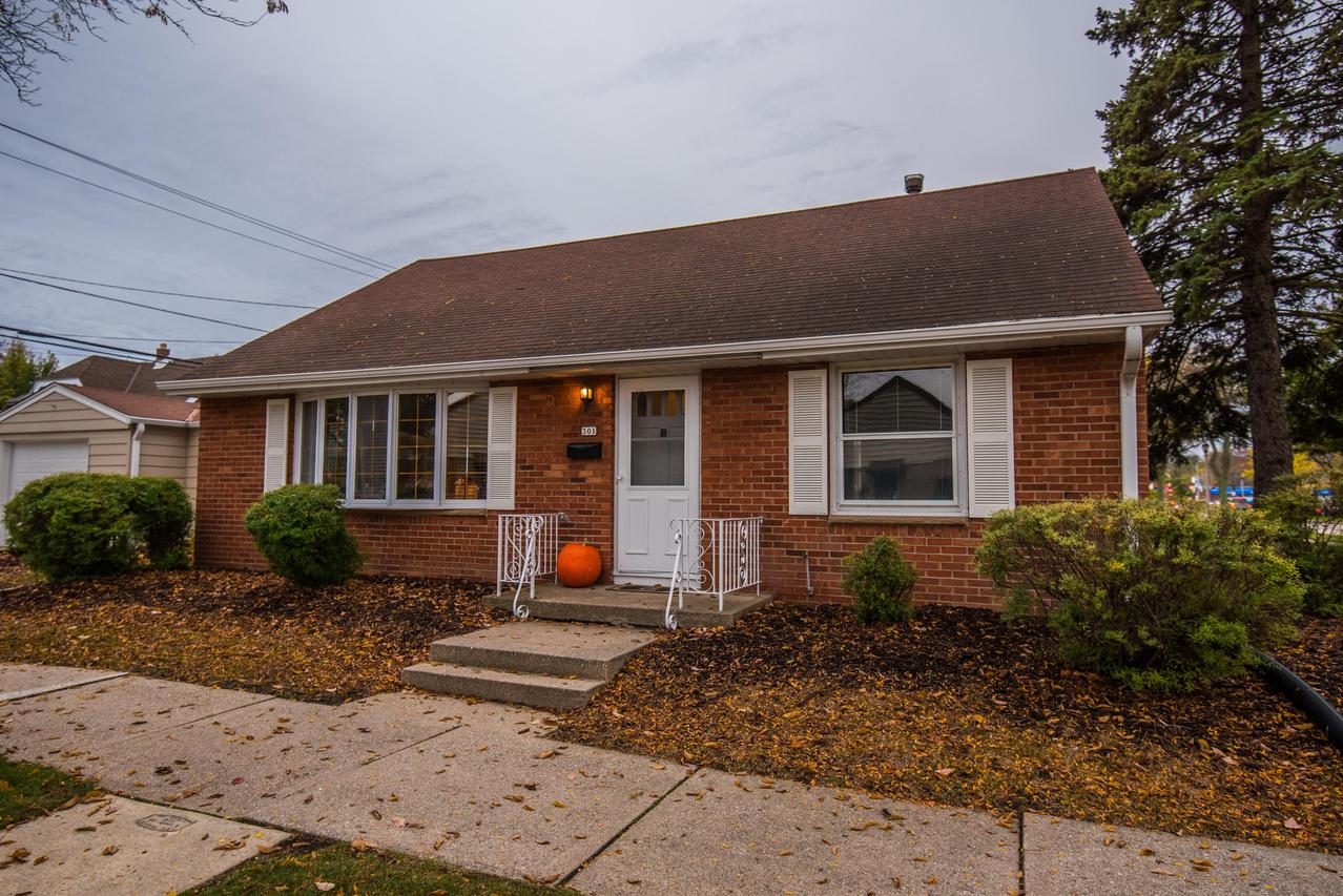 301 E Chateau Pl, Whitefish Bay, WI 53217