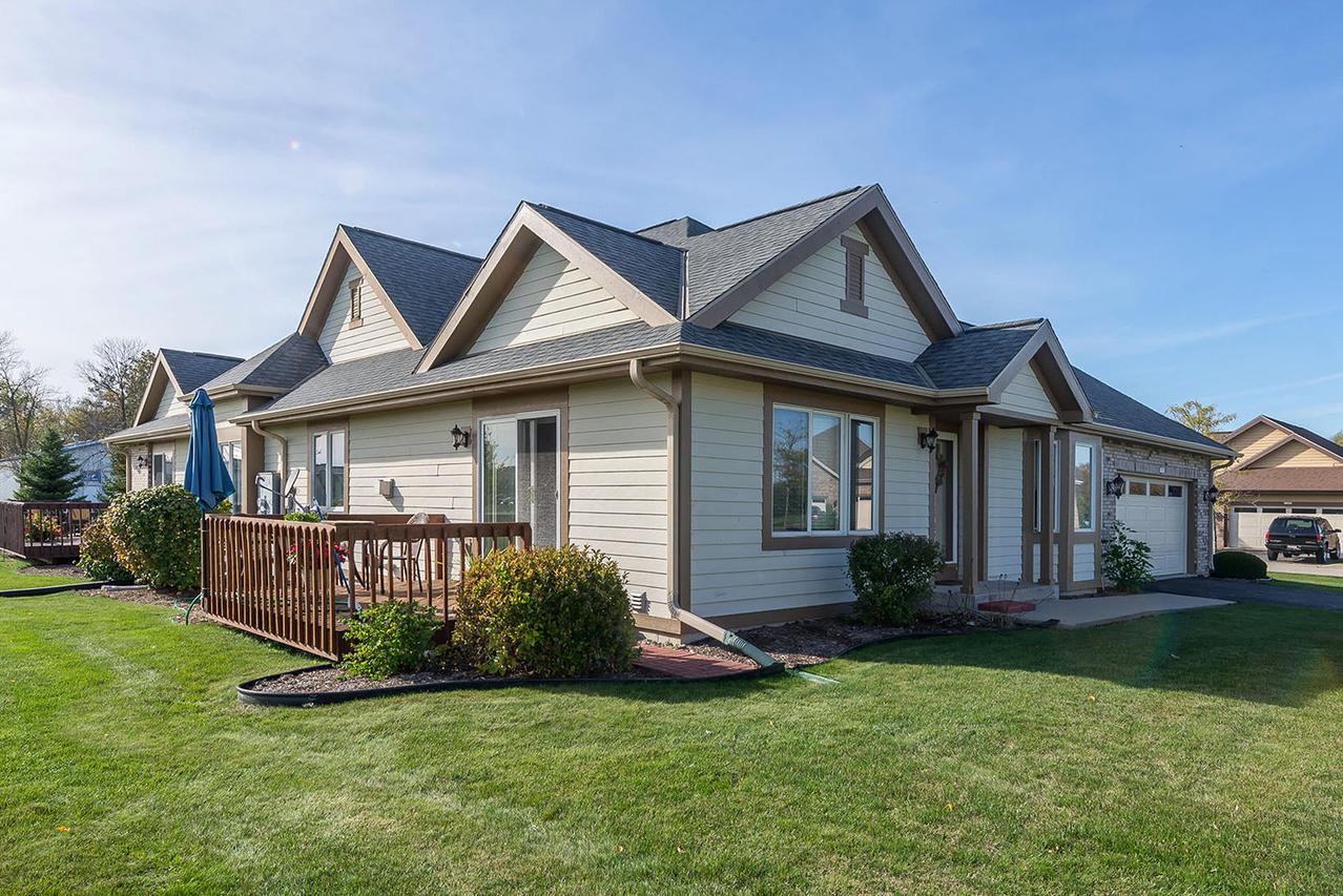 16871 W Wynfield Ct, New Berlin, WI 53151
