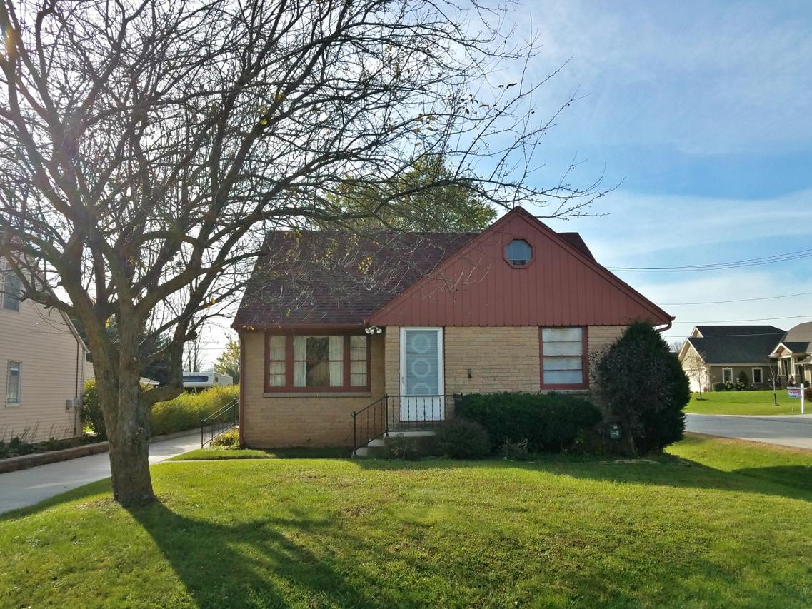 9439 W County Line Rd, Milwaukee, WI 53224