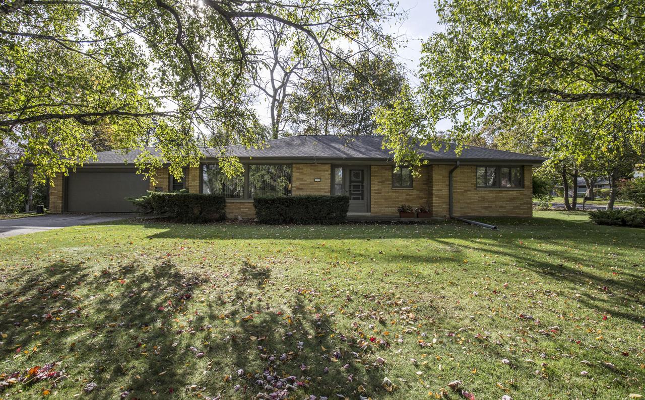 109 E Mall Rd, Glendale, WI 53217