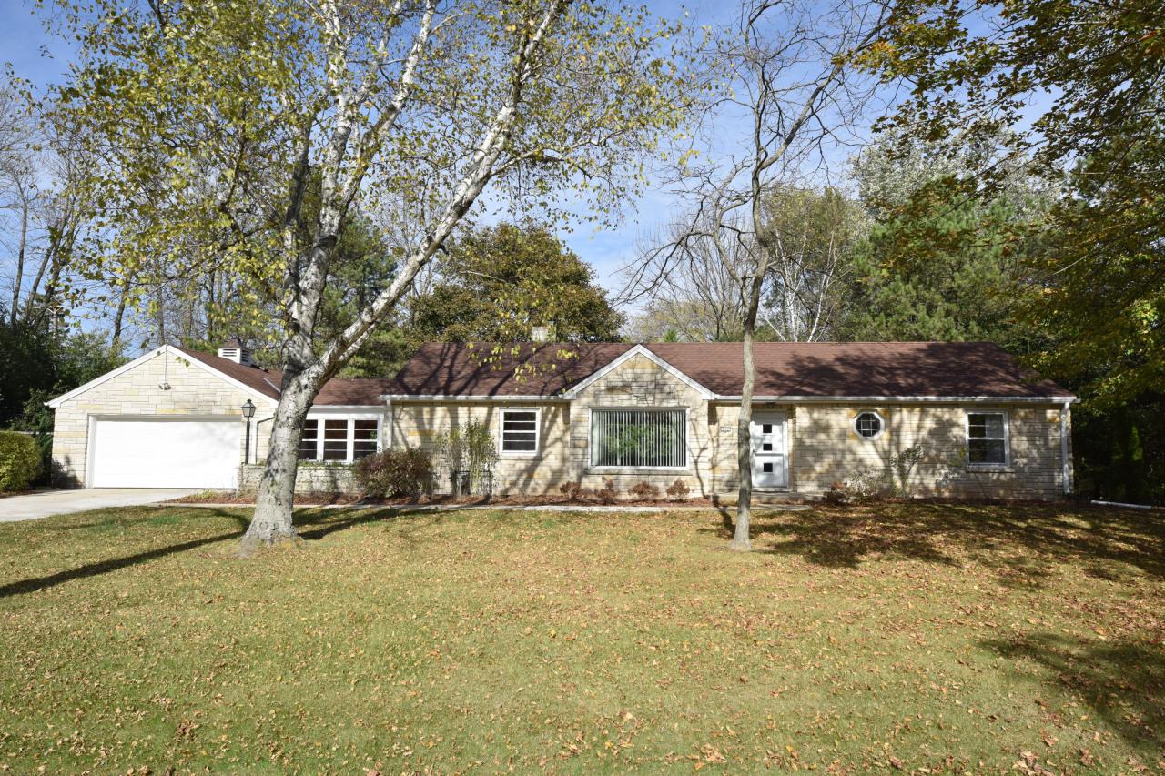 820 E Fox Ln., Fox Point, WI 53217
