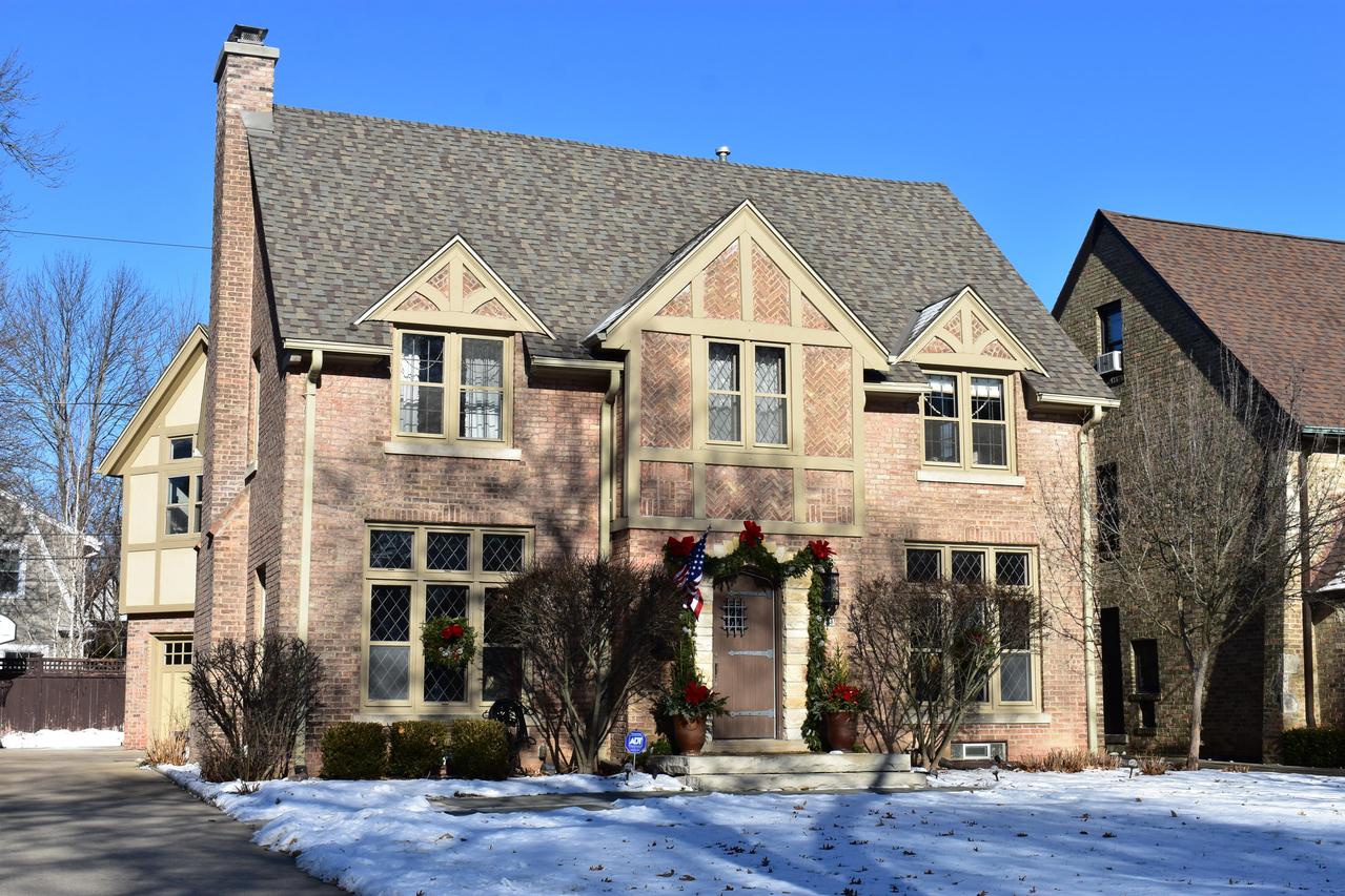 1038 E Circle Dr, Whitefish Bay, WI 53217