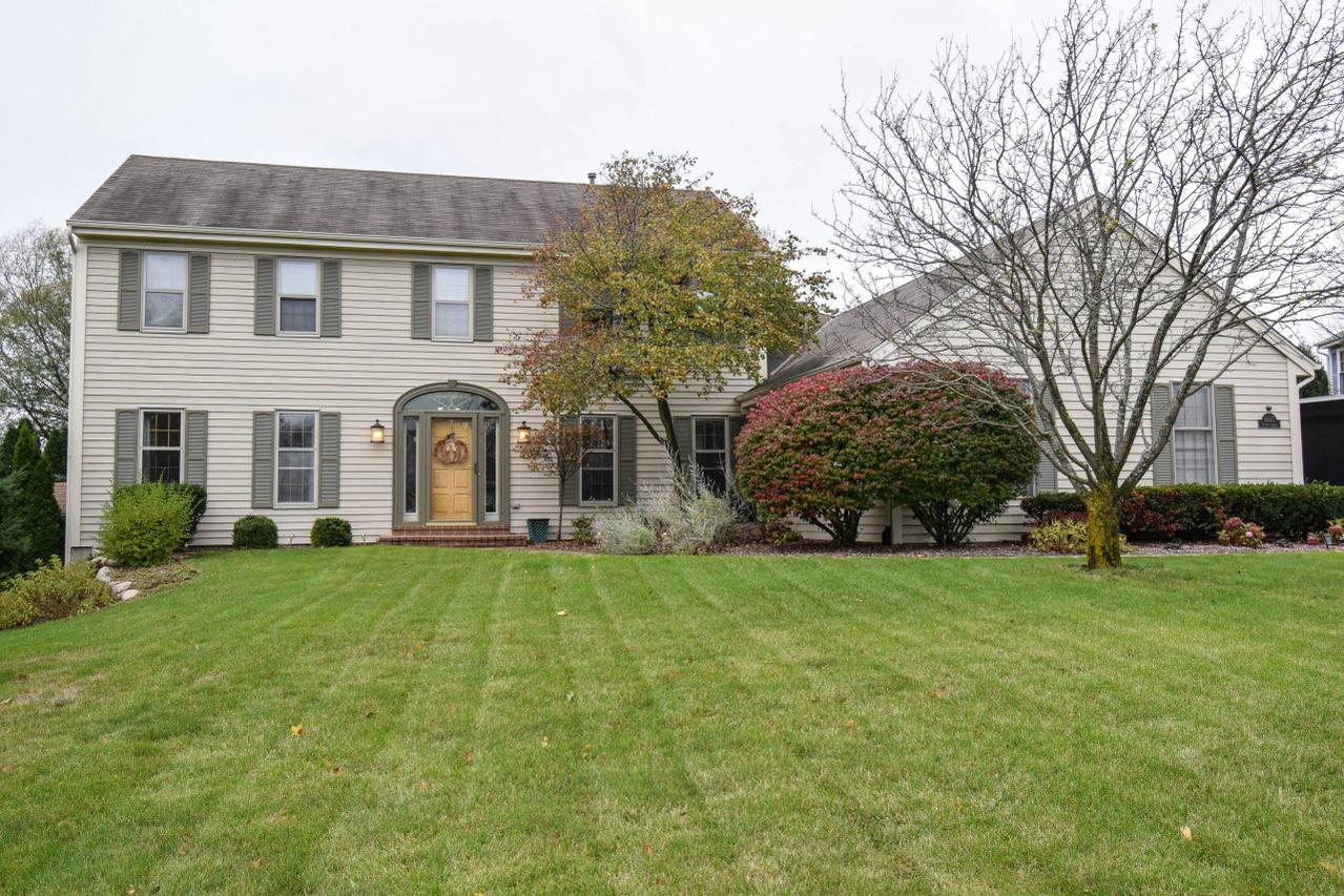 1005 Pioneer Ct, Brookfield, WI 53186