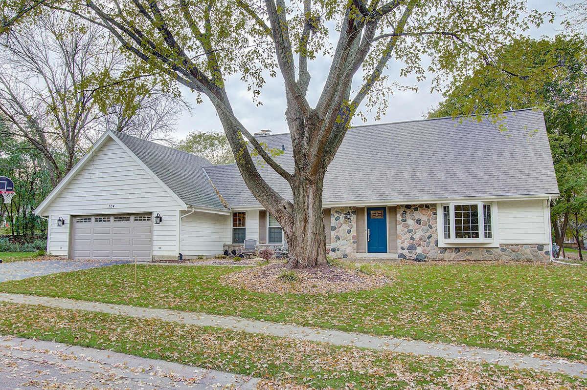 704 Old Tower Rd, Oconomowoc, WI 53066
