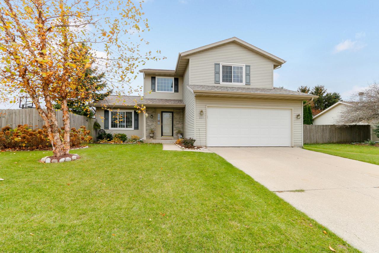 327 S Creek Dr, Elkhorn, WI 53121