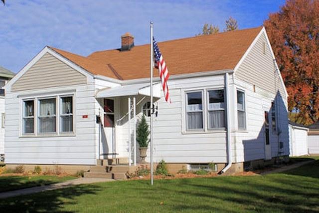 2422 S 74th St, West Allis, WI 53219