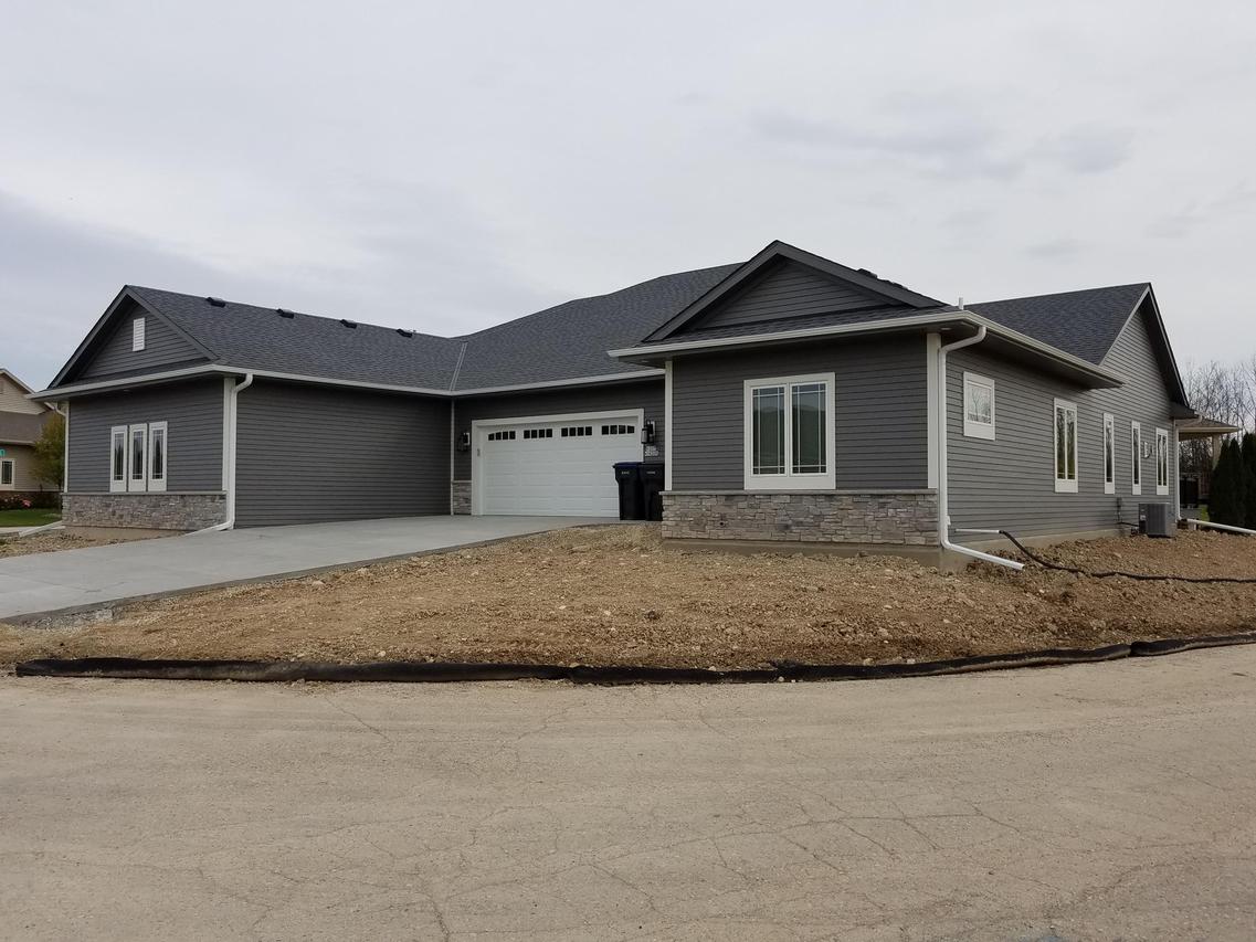 W207N16206 Elliot Dr #16, Jackson, WI 53037
