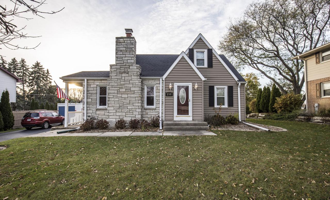 2721 S 76th St, West Allis, WI 53219