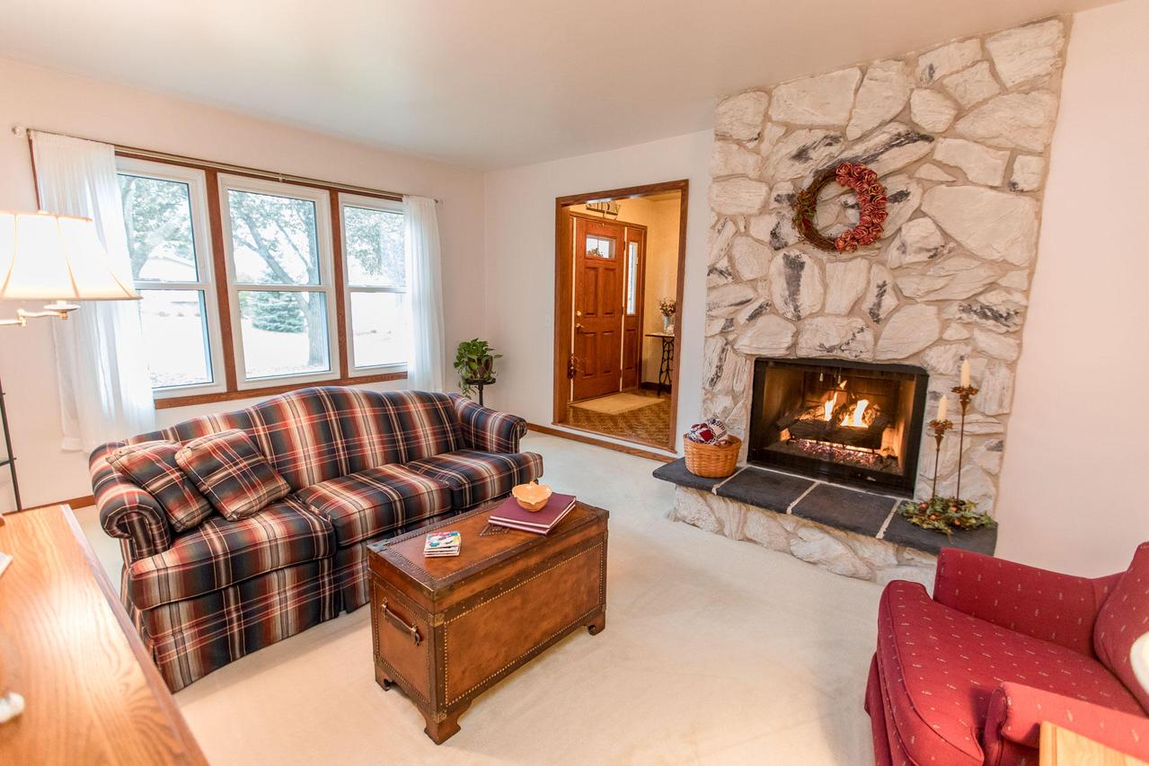 746 Crestwood Dr, Waukesha, WI 53188