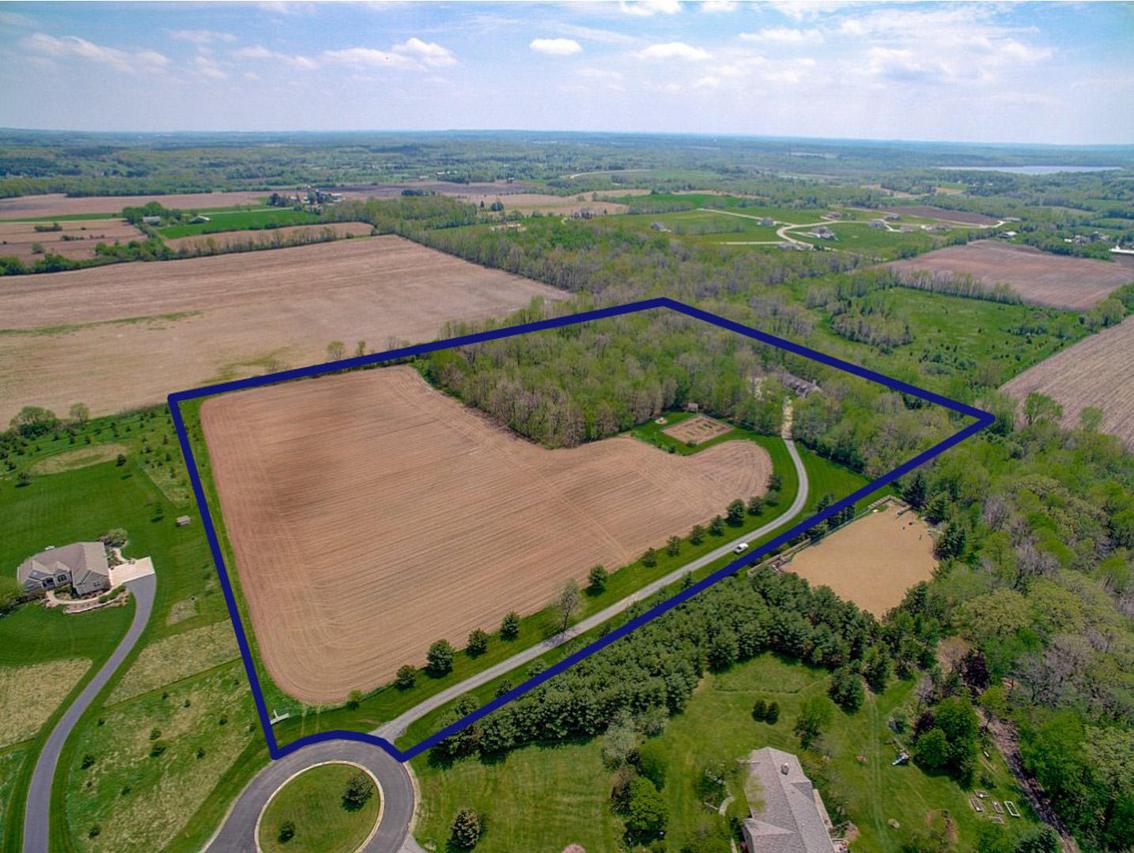 W326N9422 Peradell Ct, Merton, WI 53029