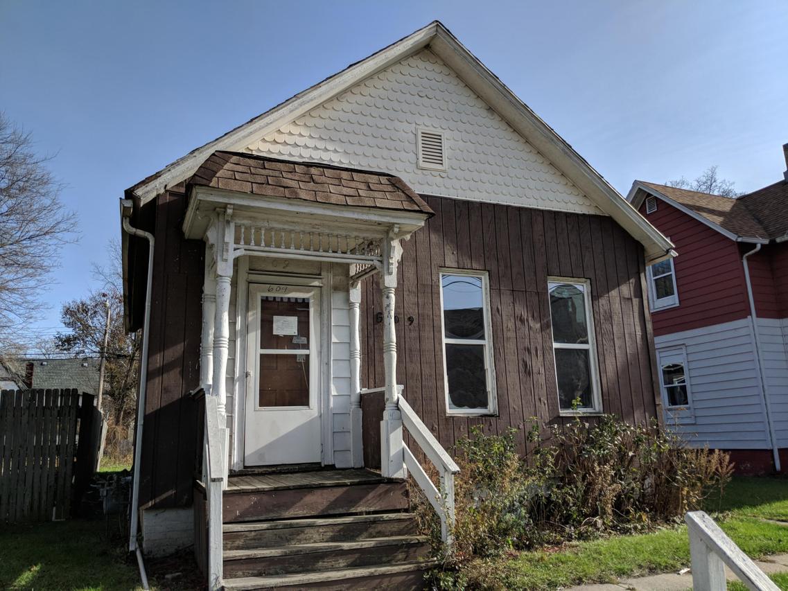 609 N Memorial Dr, Racine, WI 53404